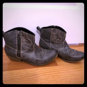 Adorable ankle cowboy boots